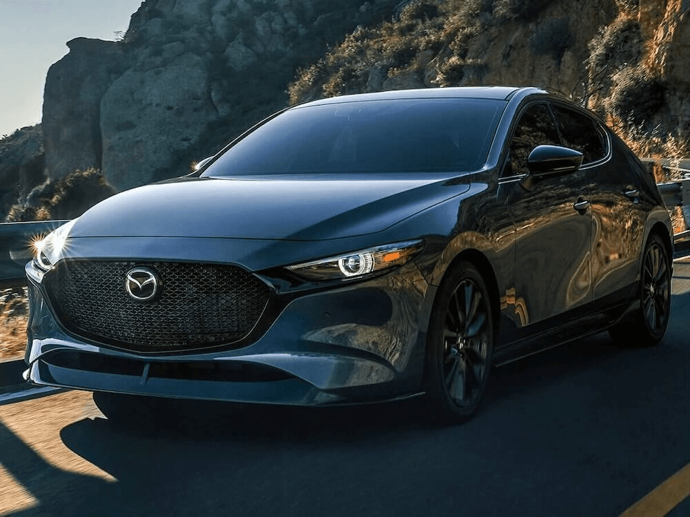 Mazda3 Sport 2025 sur la route.