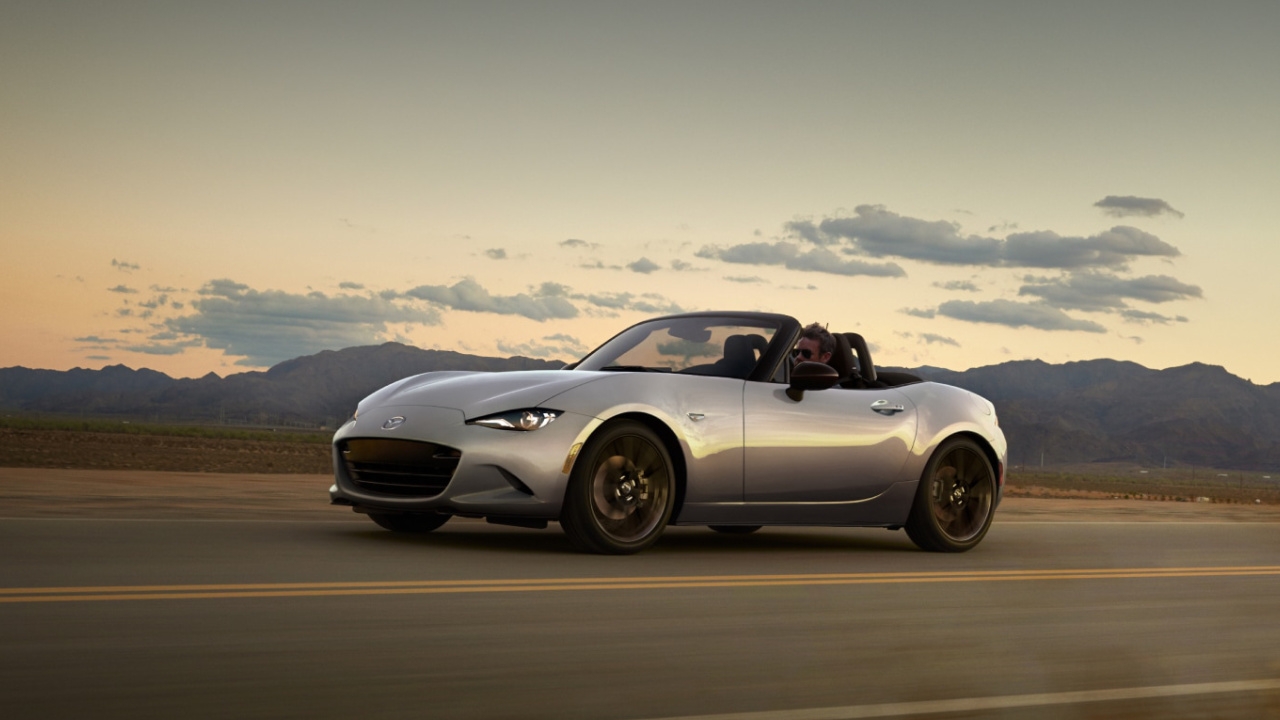 vue latérale avant d'une Mazda MX-5 2025