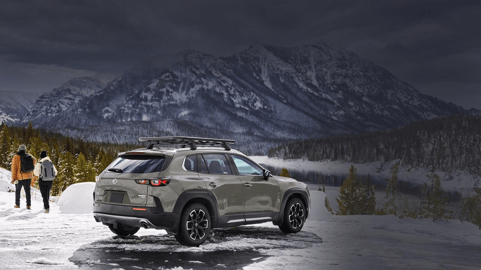 Vue 3/4 arrière du Mazda CX-50 2025 en nature.