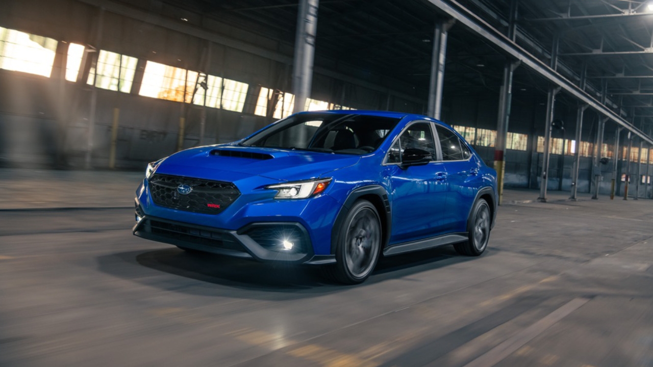 vue latérale avant d'une Subaru WRX ts 2025