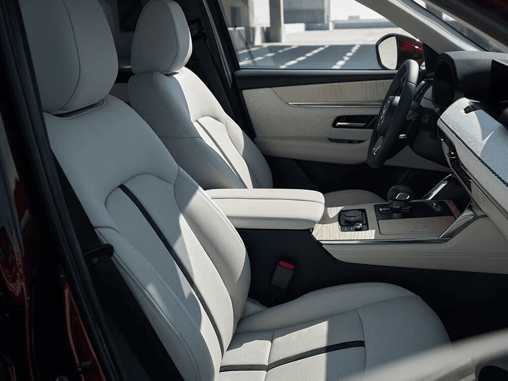 L’habitacle avant du Mazda CX-90 MHEV 2025.