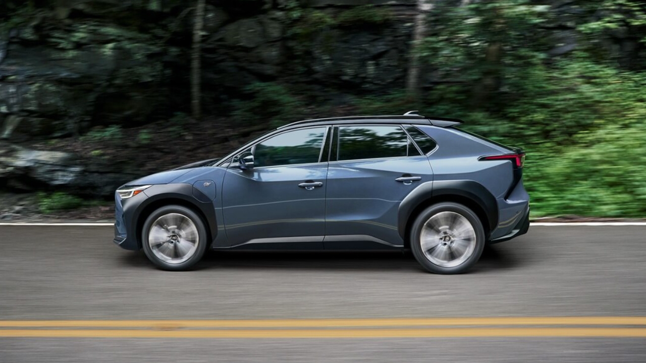 vue latérale d'une Subaru Solterra 2024
