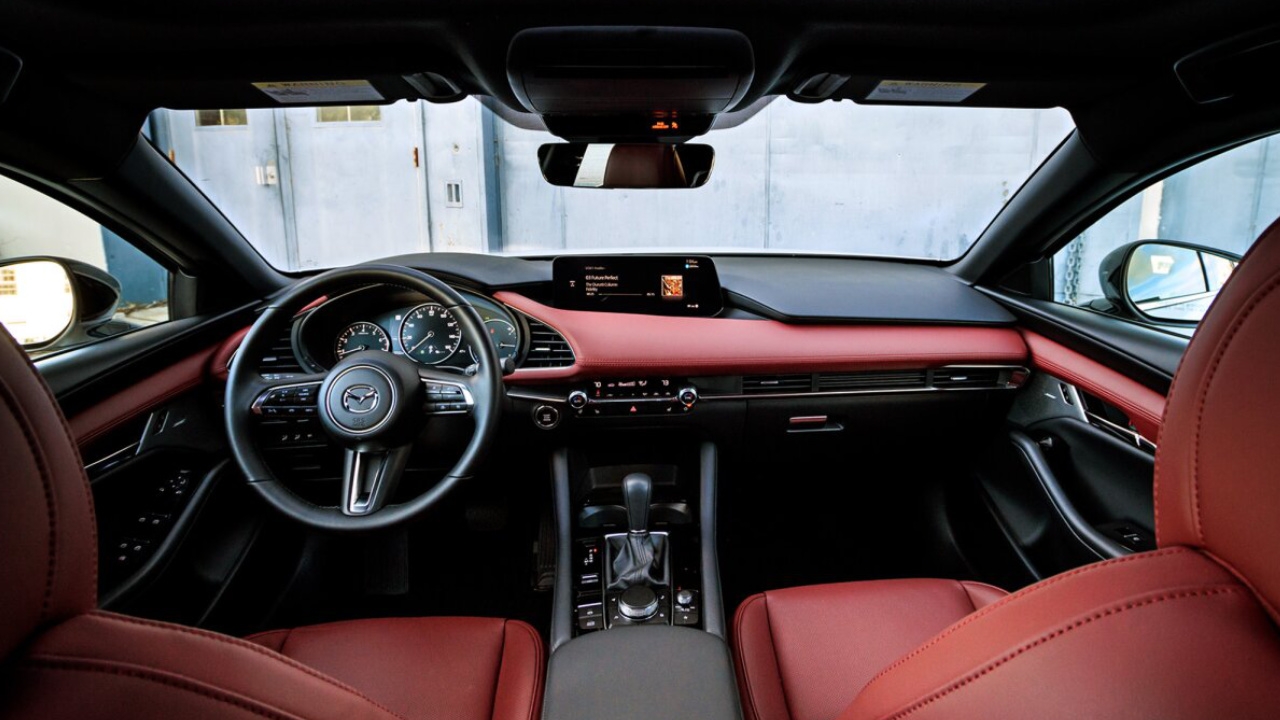 vue de l'habitacle et du tableau de bord d'une Mazda 3 2025