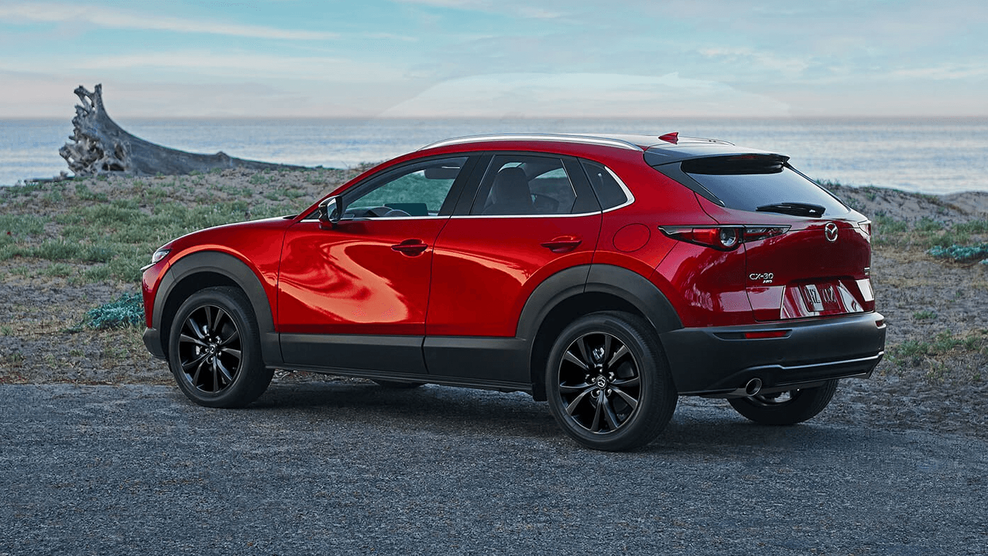 Vue arrière de la Mazda cx-30 2024 en arrêt en bord de mer