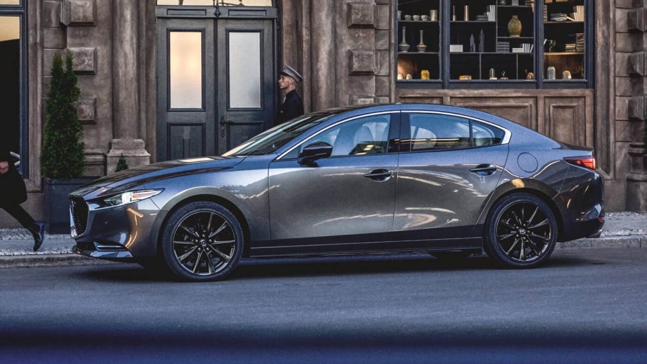 vue latérale d'une Mazda 3 GT 2025