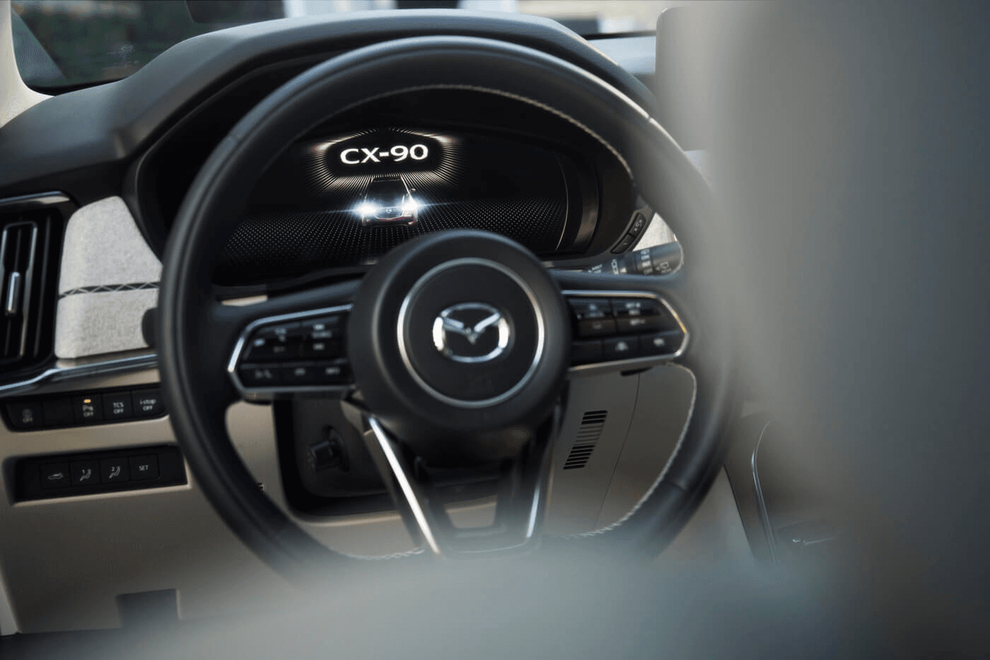 Au volant du Mazda CX-90.