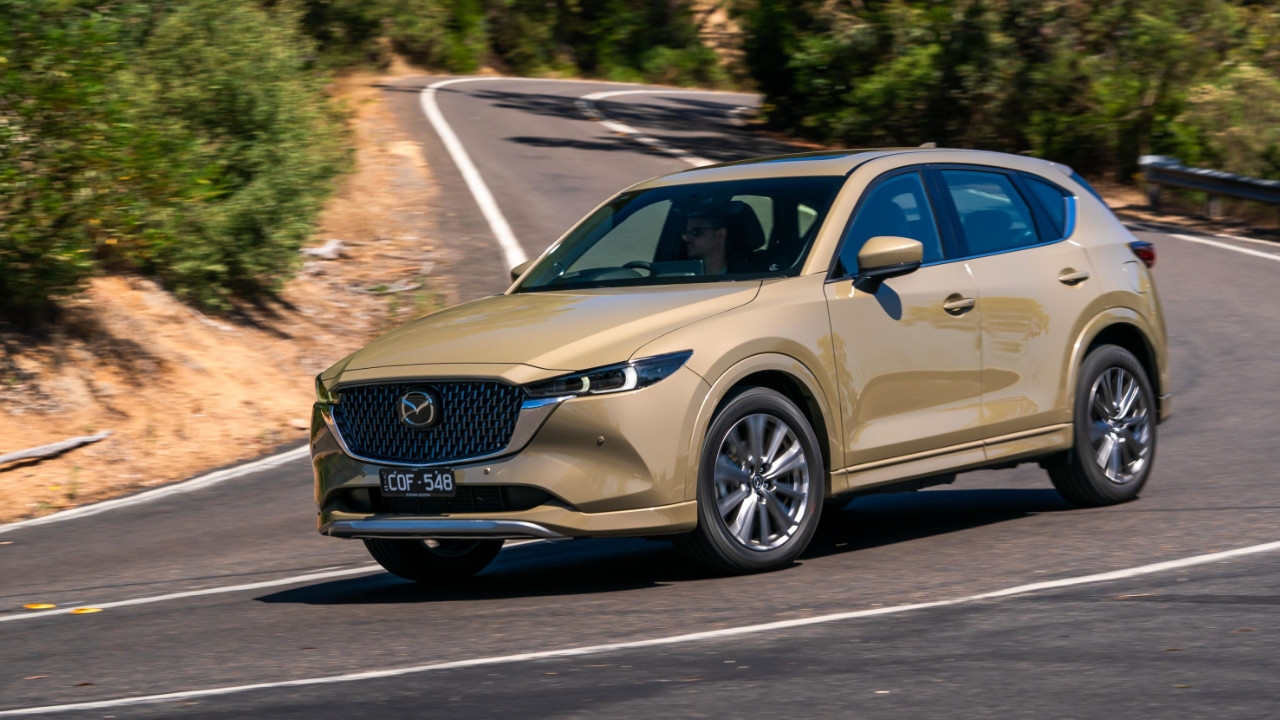 vue latérale avant d'une Mazda CX-5 2025