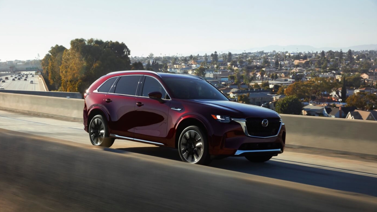 vue latérale avant d'une Mazda CX-90 2025