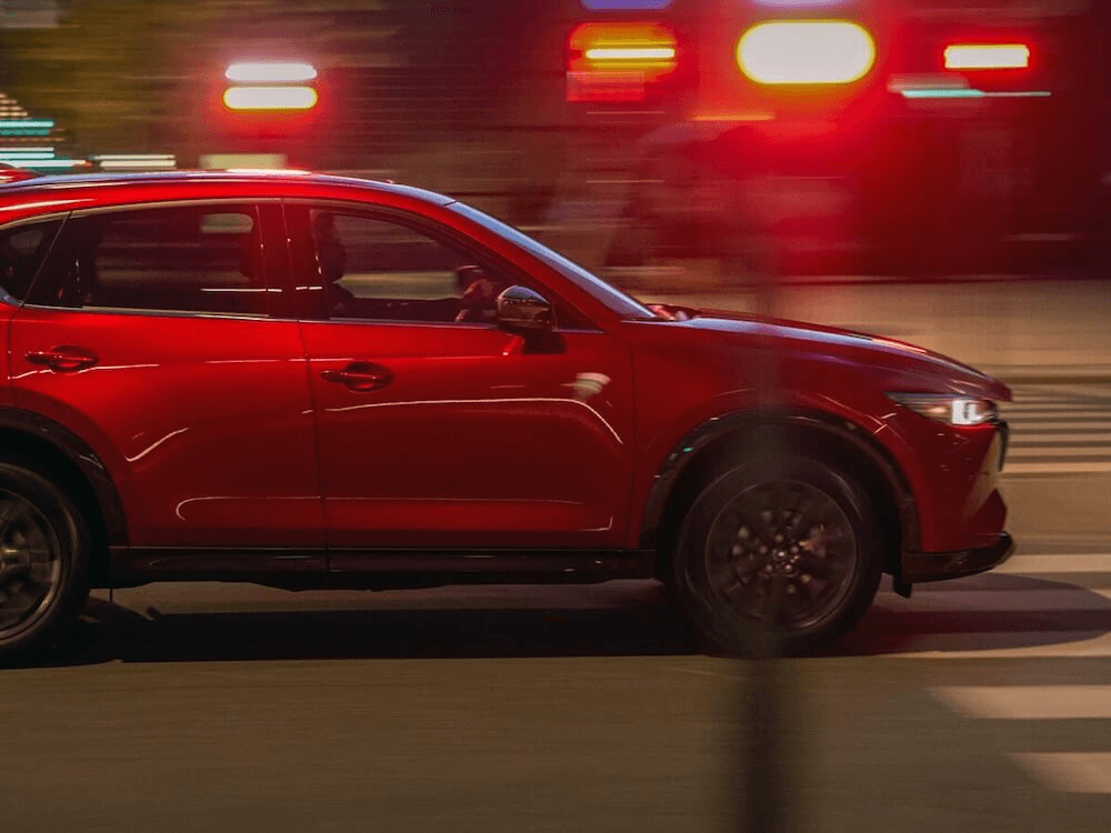 Vue latérale du Mazda CX-5 2024 en ville.