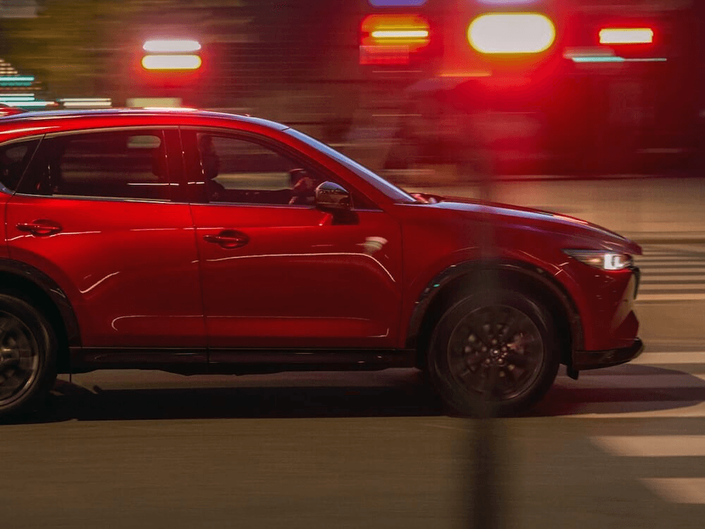 Vue latérale du Mazda CX-5 2025 en ville.