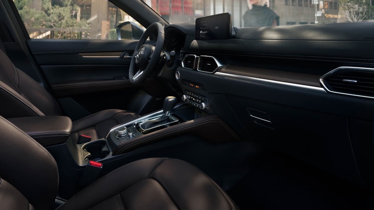 vue de l'habitacle et du tableau de bord d'une Mazda CX-5 2025