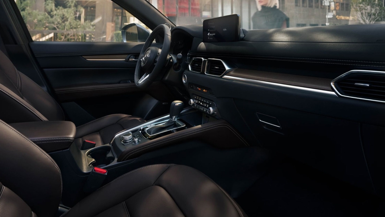 vue de l'habitacle et du tableau de bord d'une Mazda CX-5 2025