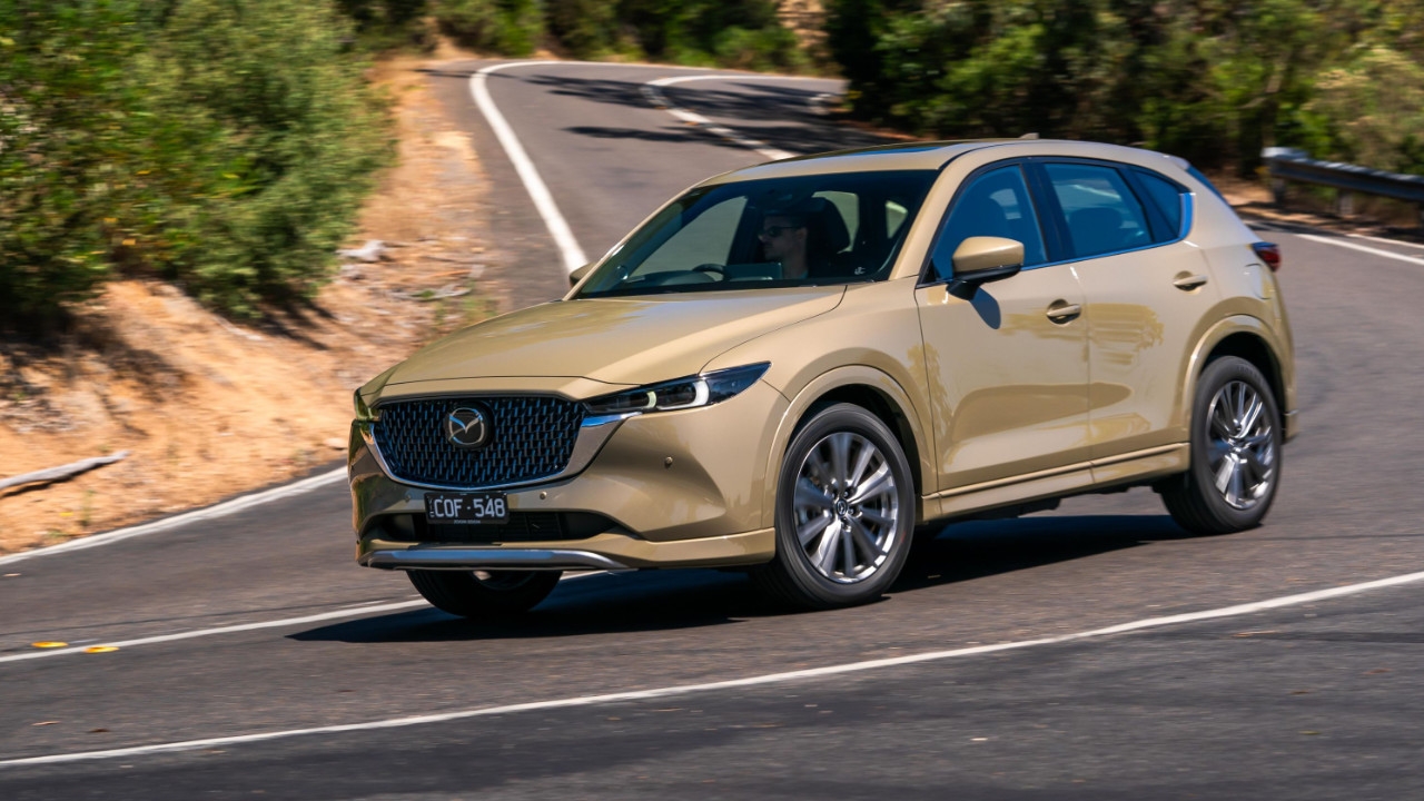 vue latérale avant d'une Mazda CX-5 2025