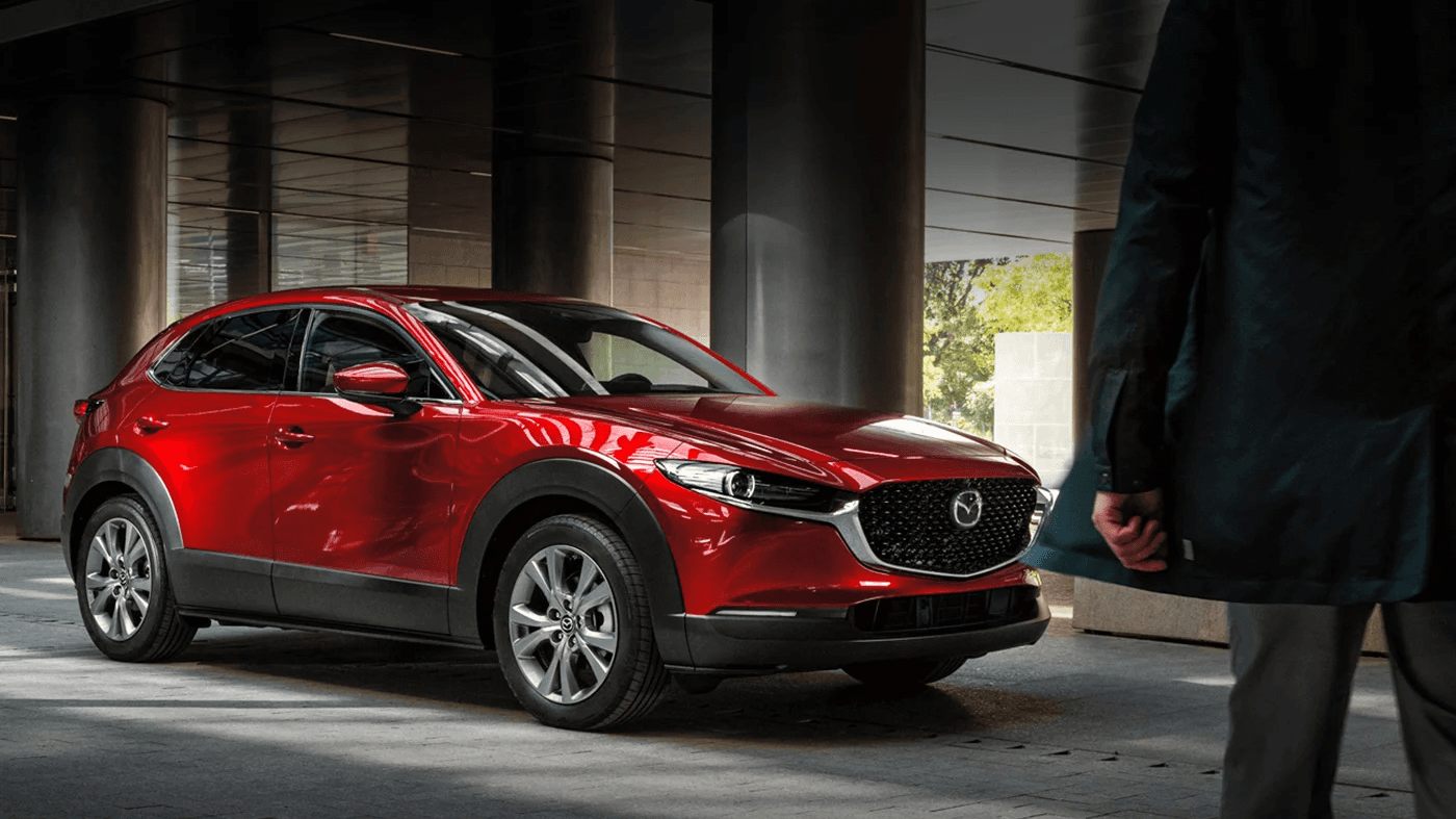 Vue avant et latérale de la Mazda CX-30 2024 dans un stationnement sous-terrain