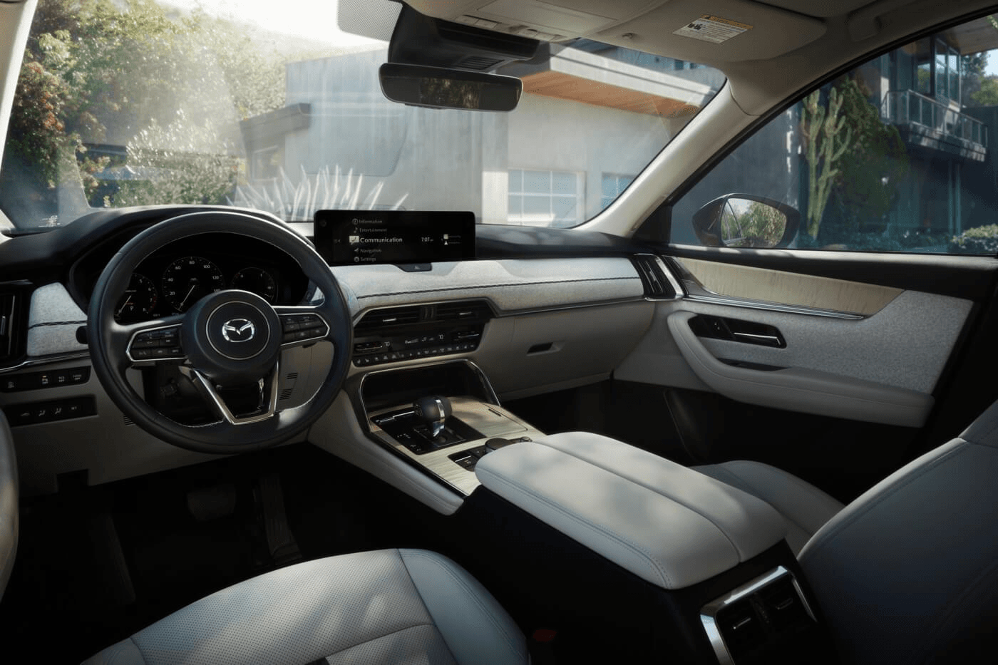 Habitacle de 8 occupants du Mazda CX-90 PHEV 2025.